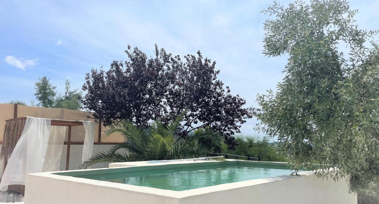 Rustic Hill Private Pool Suites กาลามาตา ภายนอก รูปภาพ