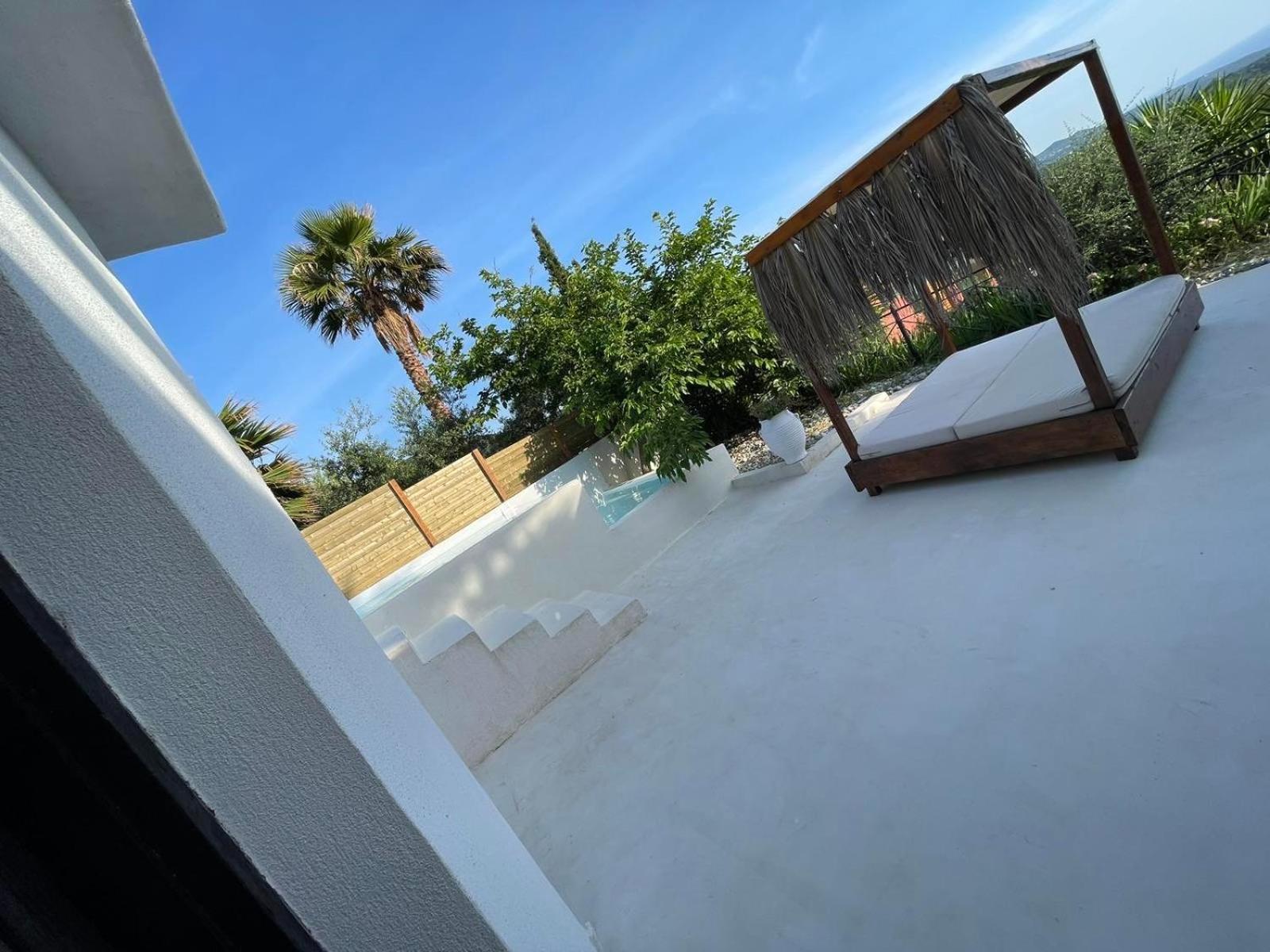 Rustic Hill Private Pool Suites กาลามาตา ภายนอก รูปภาพ