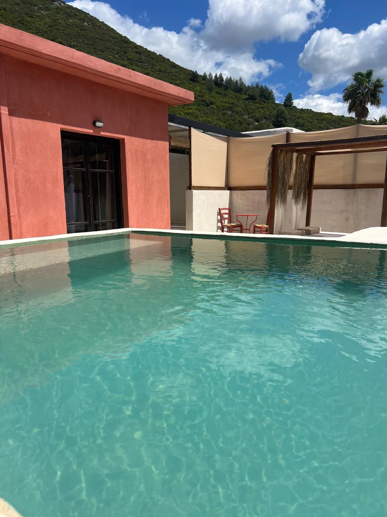 Rustic Hill Private Pool Suites กาลามาตา ภายนอก รูปภาพ