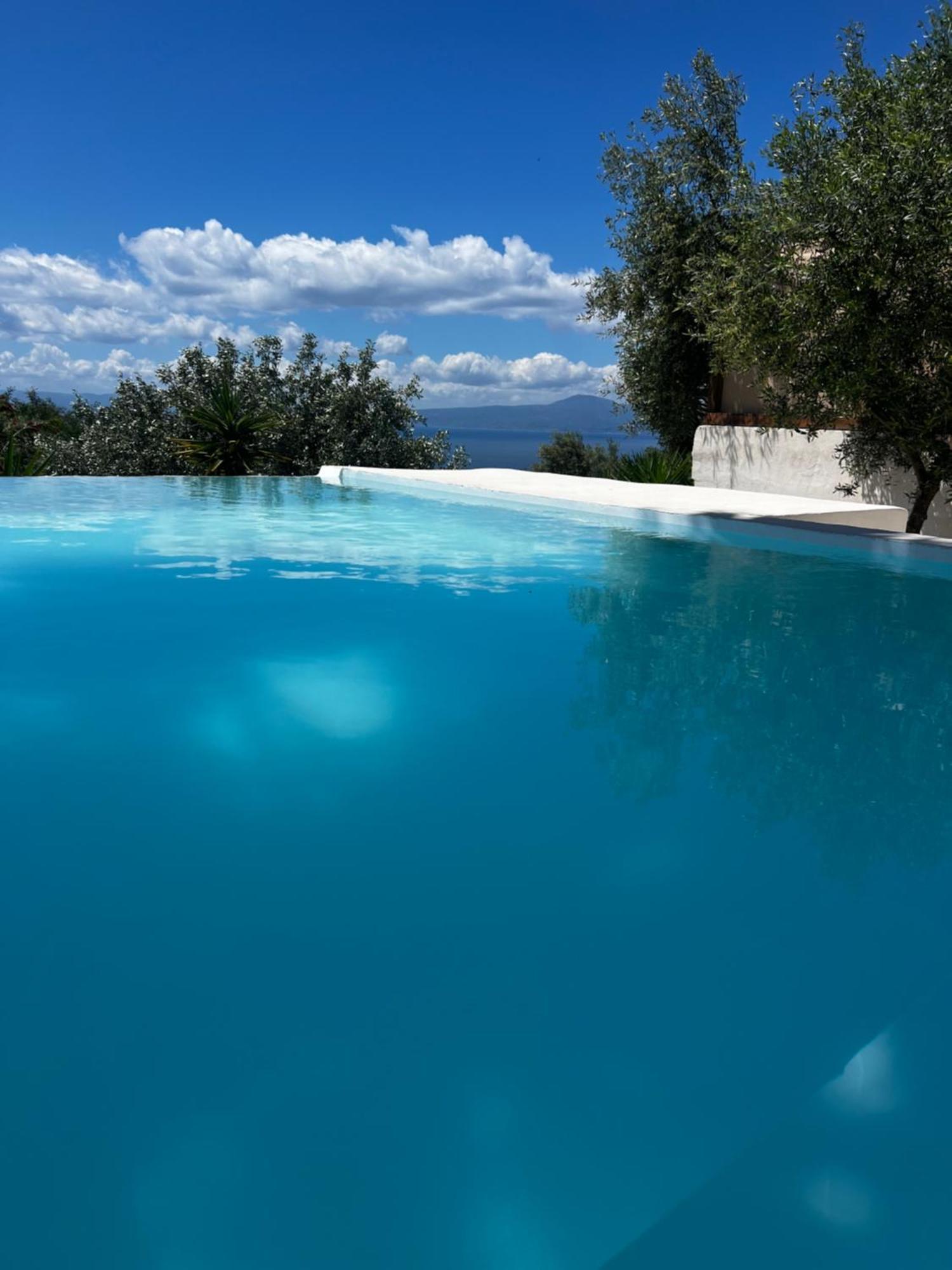 Rustic Hill Private Pool Suites กาลามาตา ภายนอก รูปภาพ
