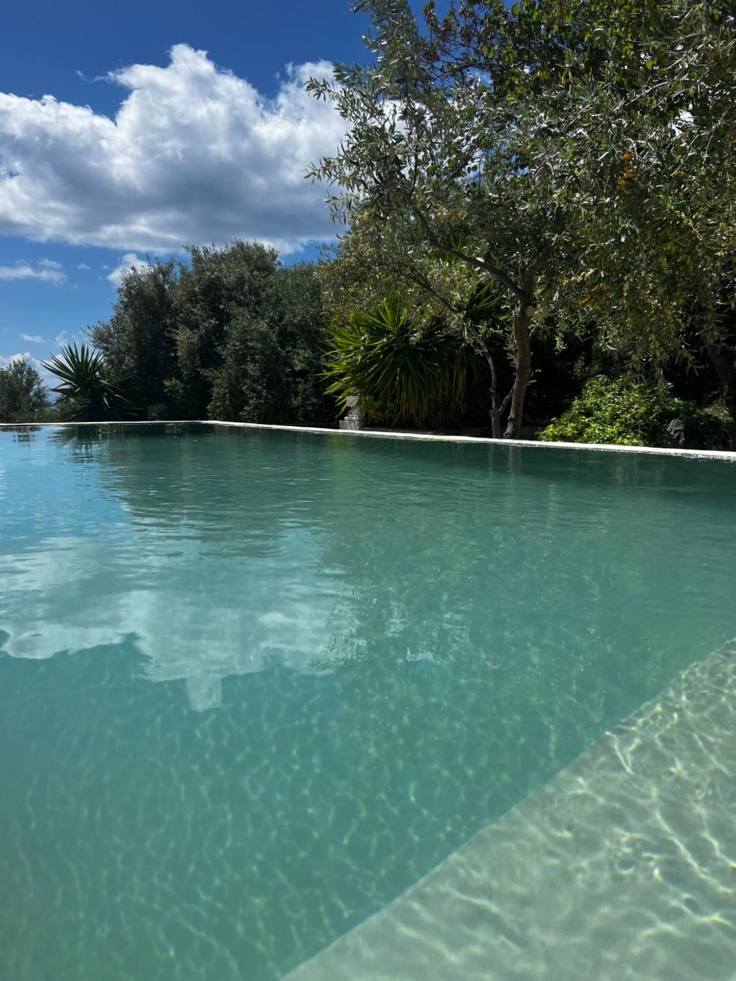 Rustic Hill Private Pool Suites กาลามาตา ภายนอก รูปภาพ